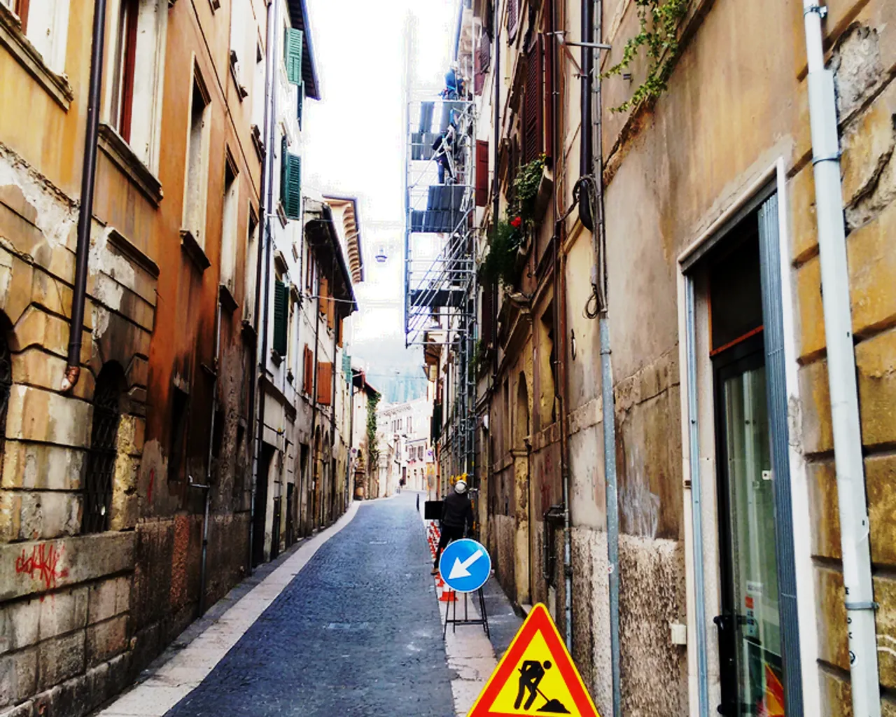 Lavori eseguiti in una storica Via della città di Verona